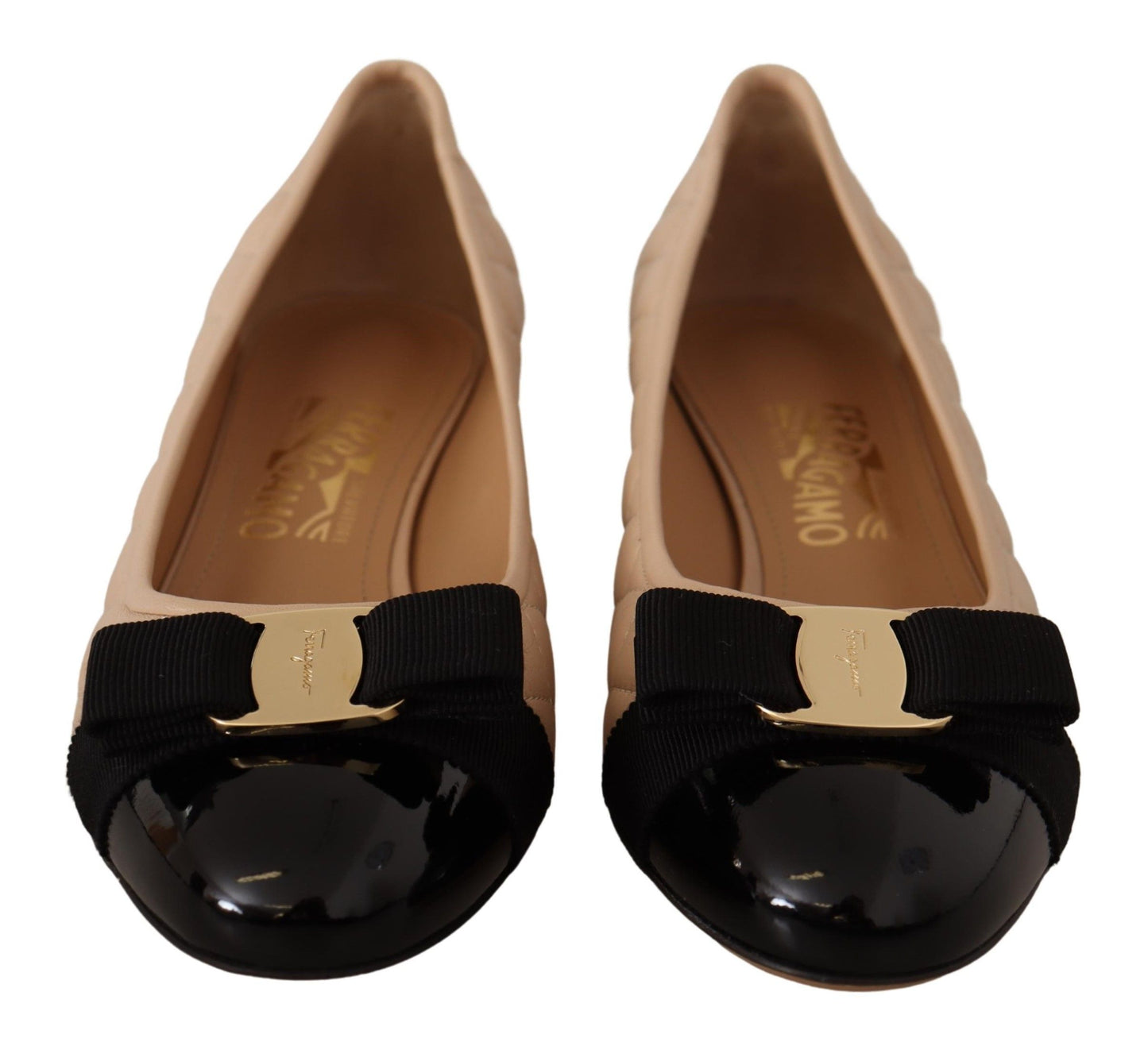 Elegantes zapatos de tacón de piel acolchada en beige y negro