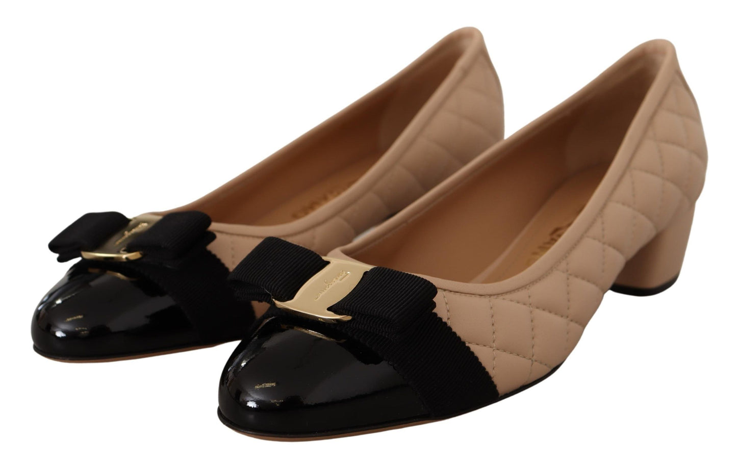 Elegantes zapatos de tacón de piel acolchada en beige y negro