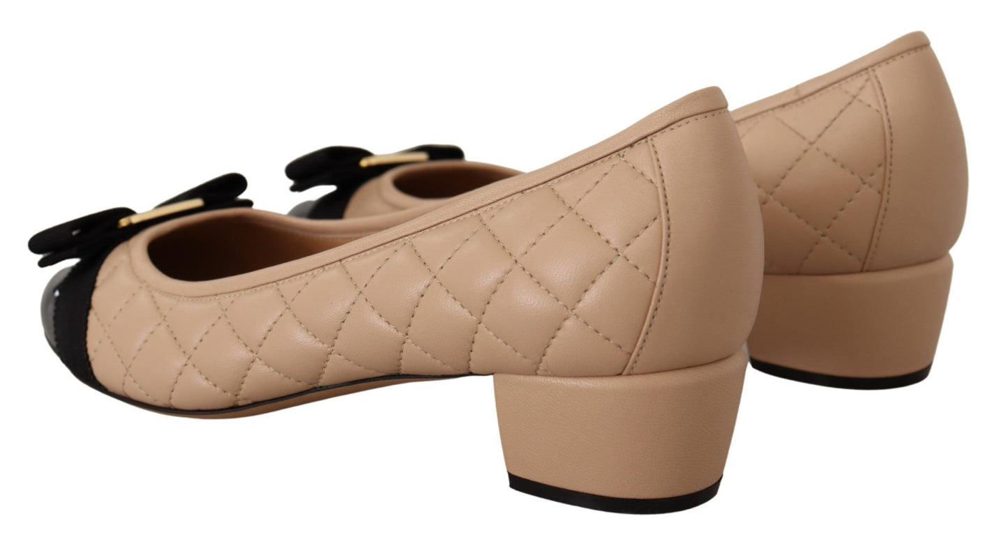 Elegantes zapatos de tacón de piel acolchada en beige y negro