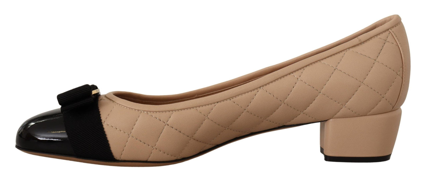 Elegantes zapatos de tacón de piel acolchada en beige y negro