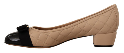 Elegantes zapatos de tacón de piel acolchada en beige y negro