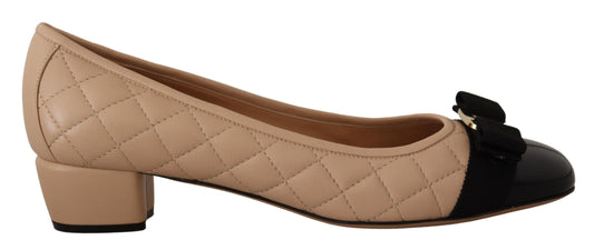 Elegantes zapatos de tacón de piel acolchada en beige y negro