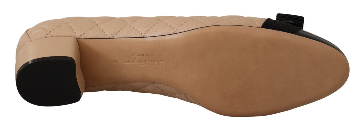 Elegantes zapatos de tacón de piel acolchada en beige y negro
