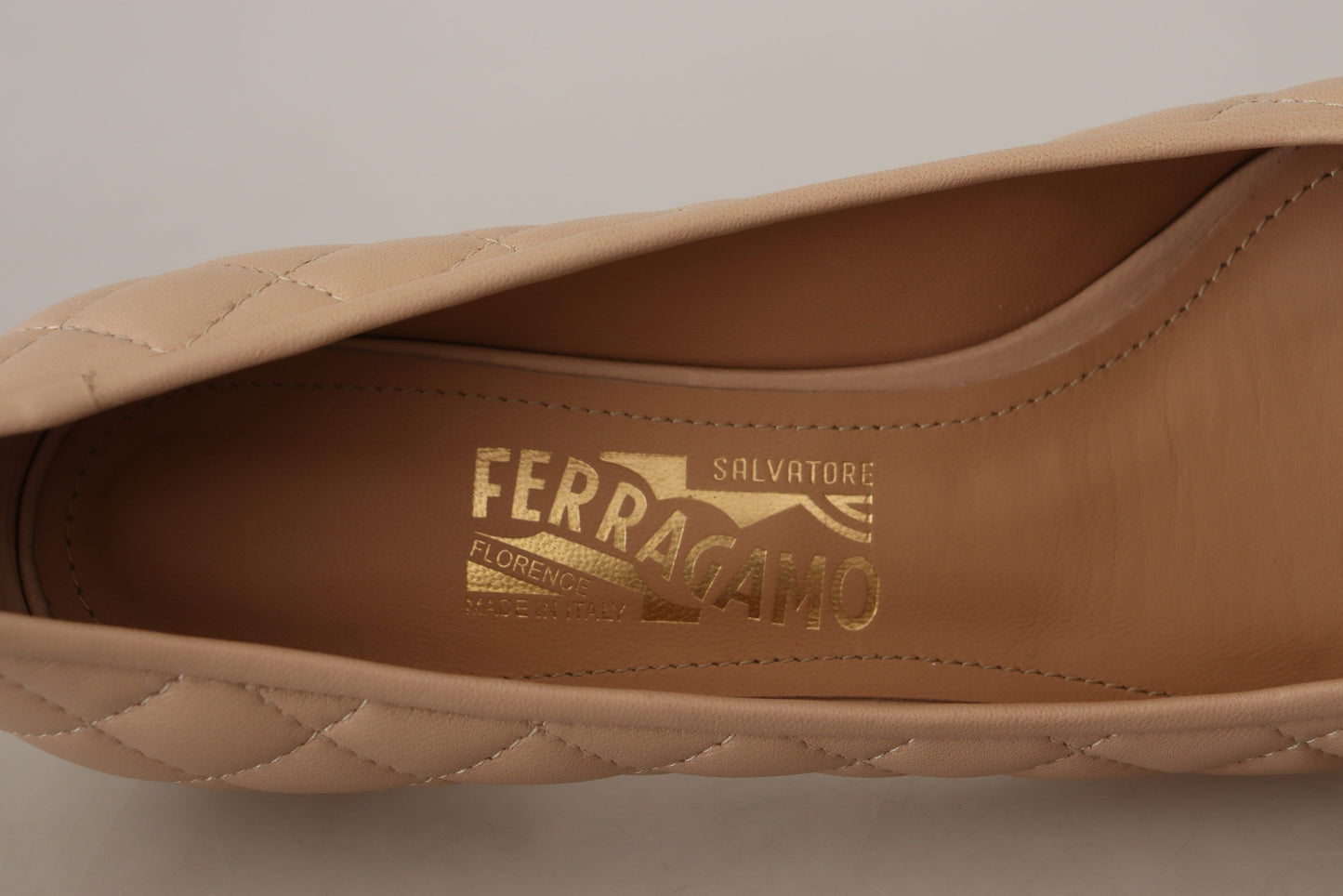 Elegantes zapatos de tacón de piel acolchada en beige y negro