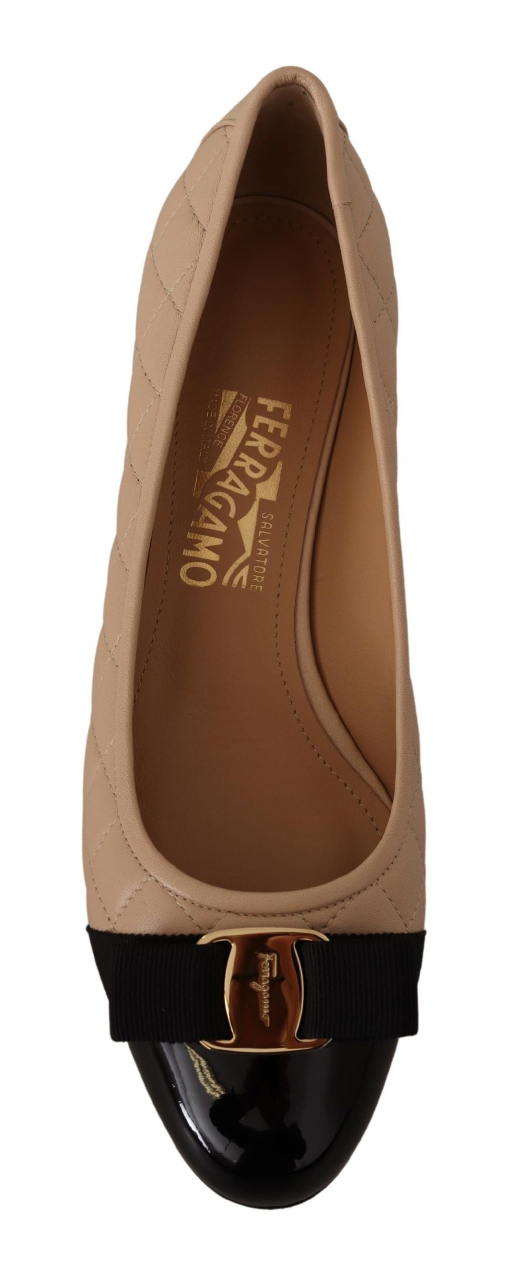 Elegantes zapatos de tacón de piel acolchada en beige y negro