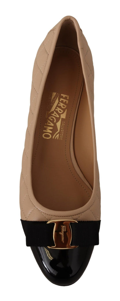 Elegantes zapatos de tacón de piel acolchada en beige y negro