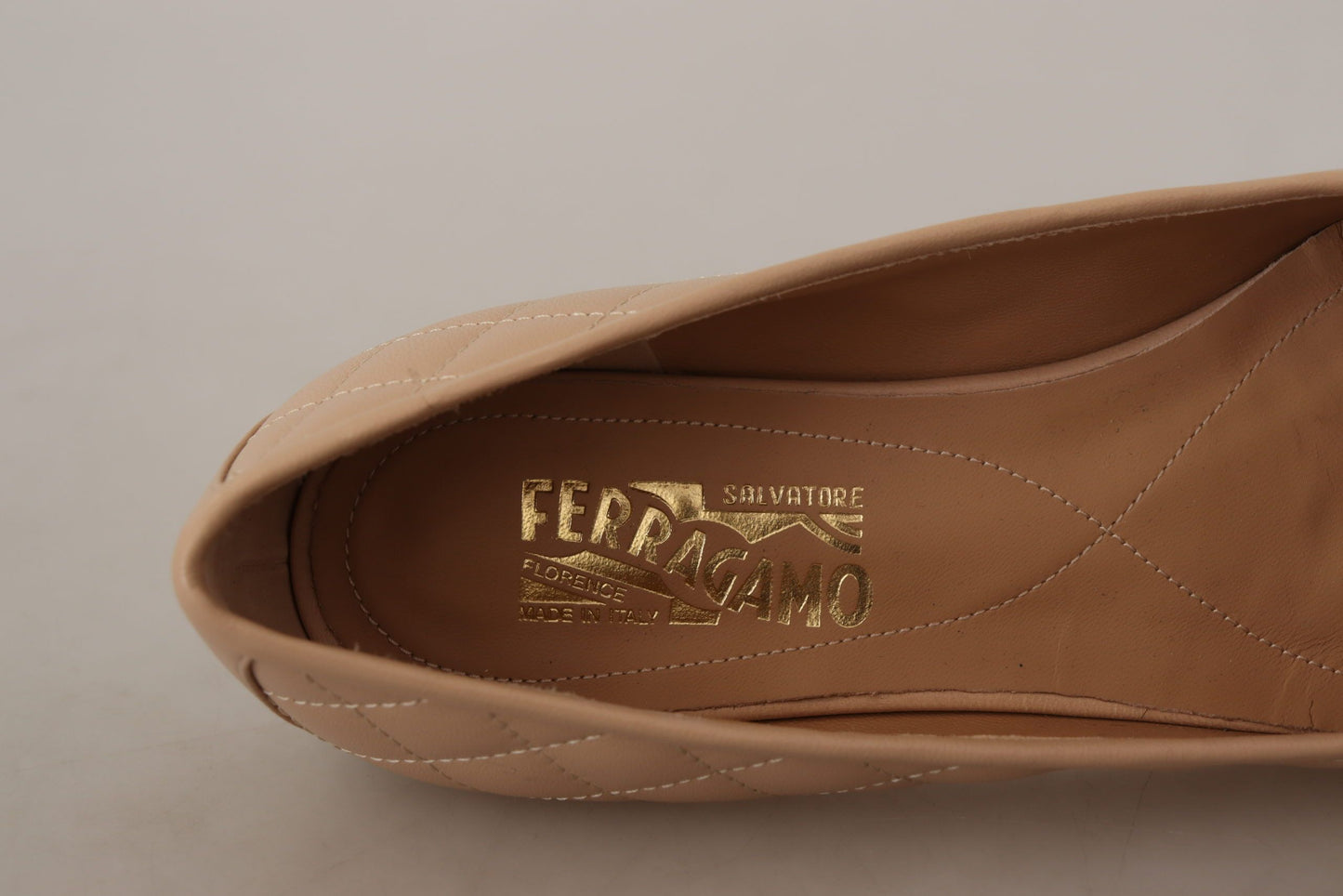 Elegantes zapatos planos de piel acolchada: diseño elegante en dos tonos