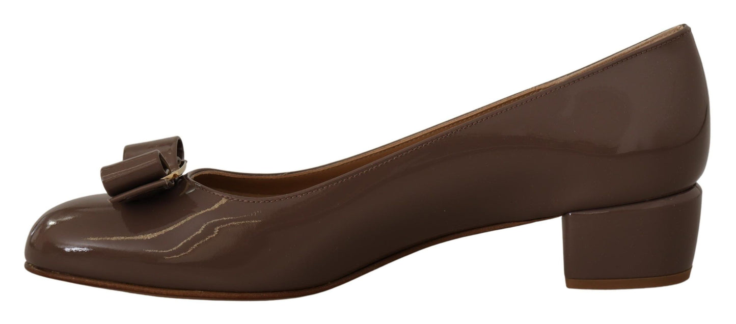 Elegantes zapatos de tacón en color marrón alcaravea con lazo Vara