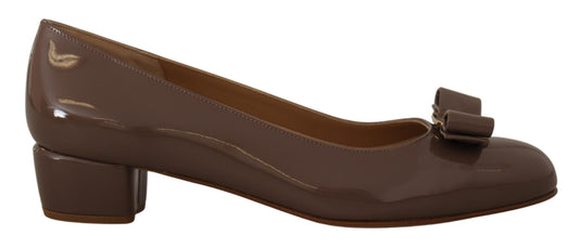 Elegantes zapatos de tacón en color marrón alcaravea con lazo Vara