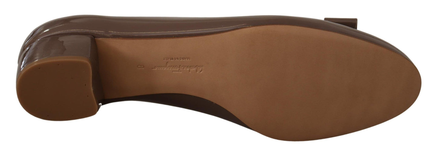 Elegantes zapatos de tacón en color marrón alcaravea con lazo Vara