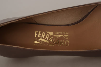 Elegantes zapatos de tacón en color marrón alcaravea con lazo Vara