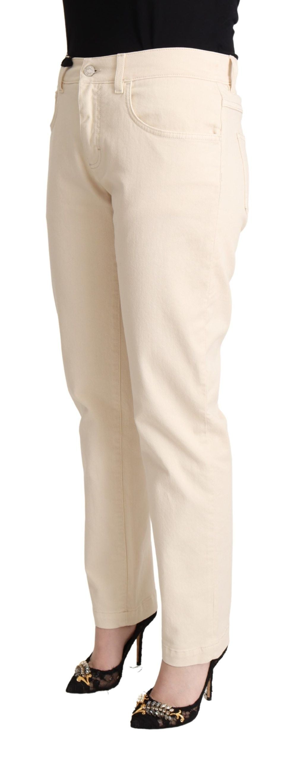 Vaqueros boyfriend ajustados y elegantes en blanco con placa de logo