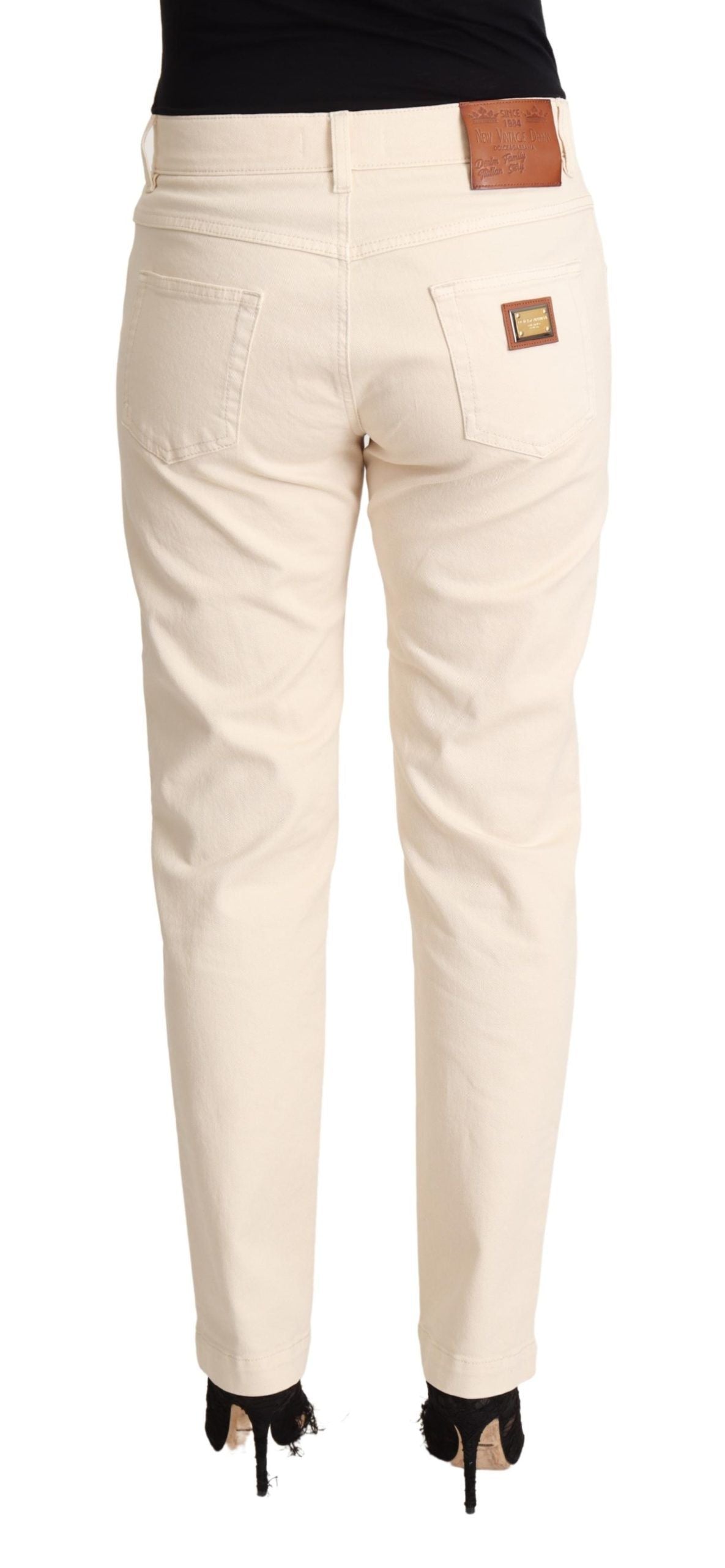 Vaqueros boyfriend ajustados y elegantes en blanco con placa de logo