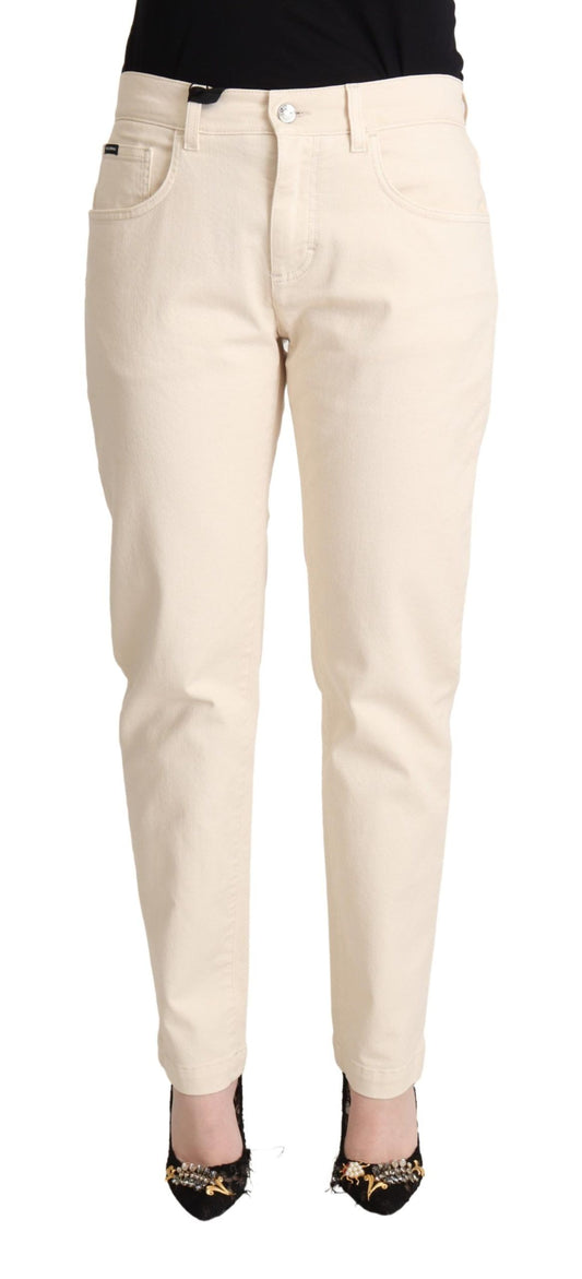 Vaqueros boyfriend ajustados y elegantes en blanco con placa de logo