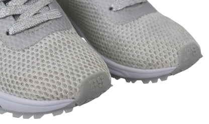 Zapatillas deportivas Gretel plateadas y glamurosas