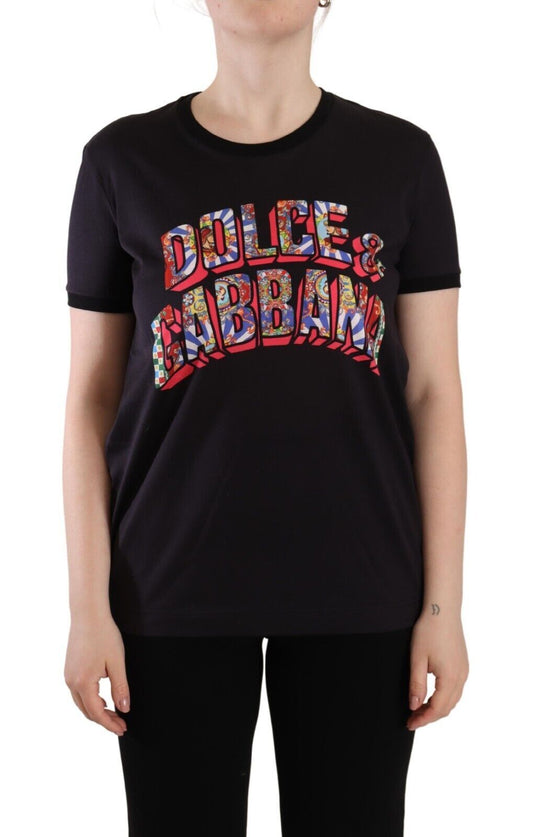 Camiseta elegante negra con cuello redondo y logotipo