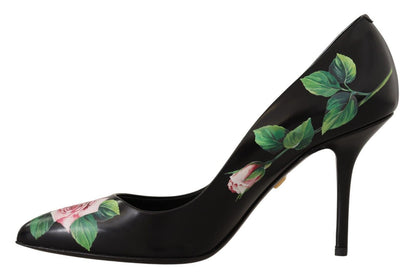 Elegantes tacones de cuero con estampado de rosas negras