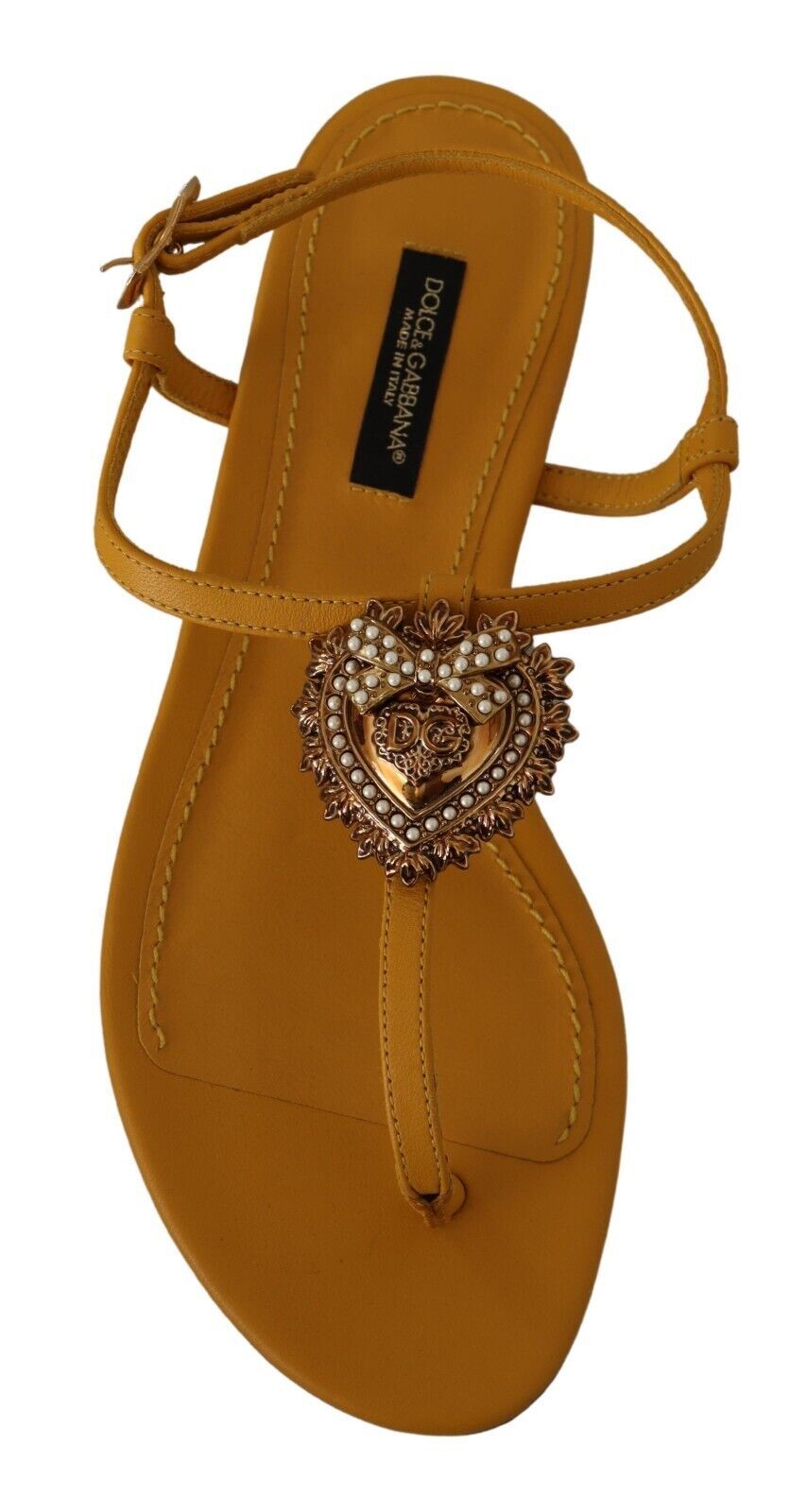 Sandalias planas con tira en T en color mostaza y adorno de corazón