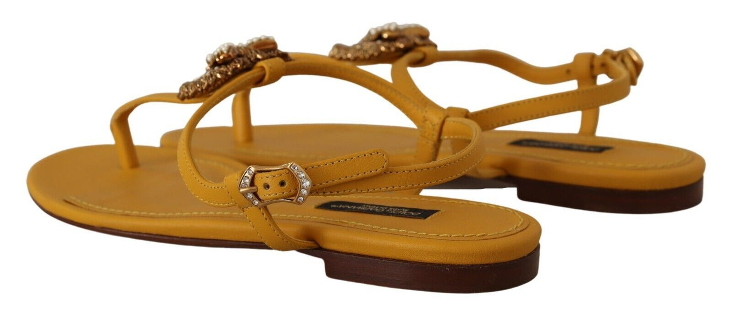 Sandalias planas con tira en T en color mostaza y adorno de corazón
