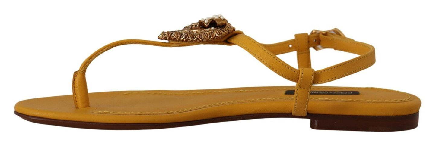 Sandalias planas con tira en T en color mostaza y adorno de corazón