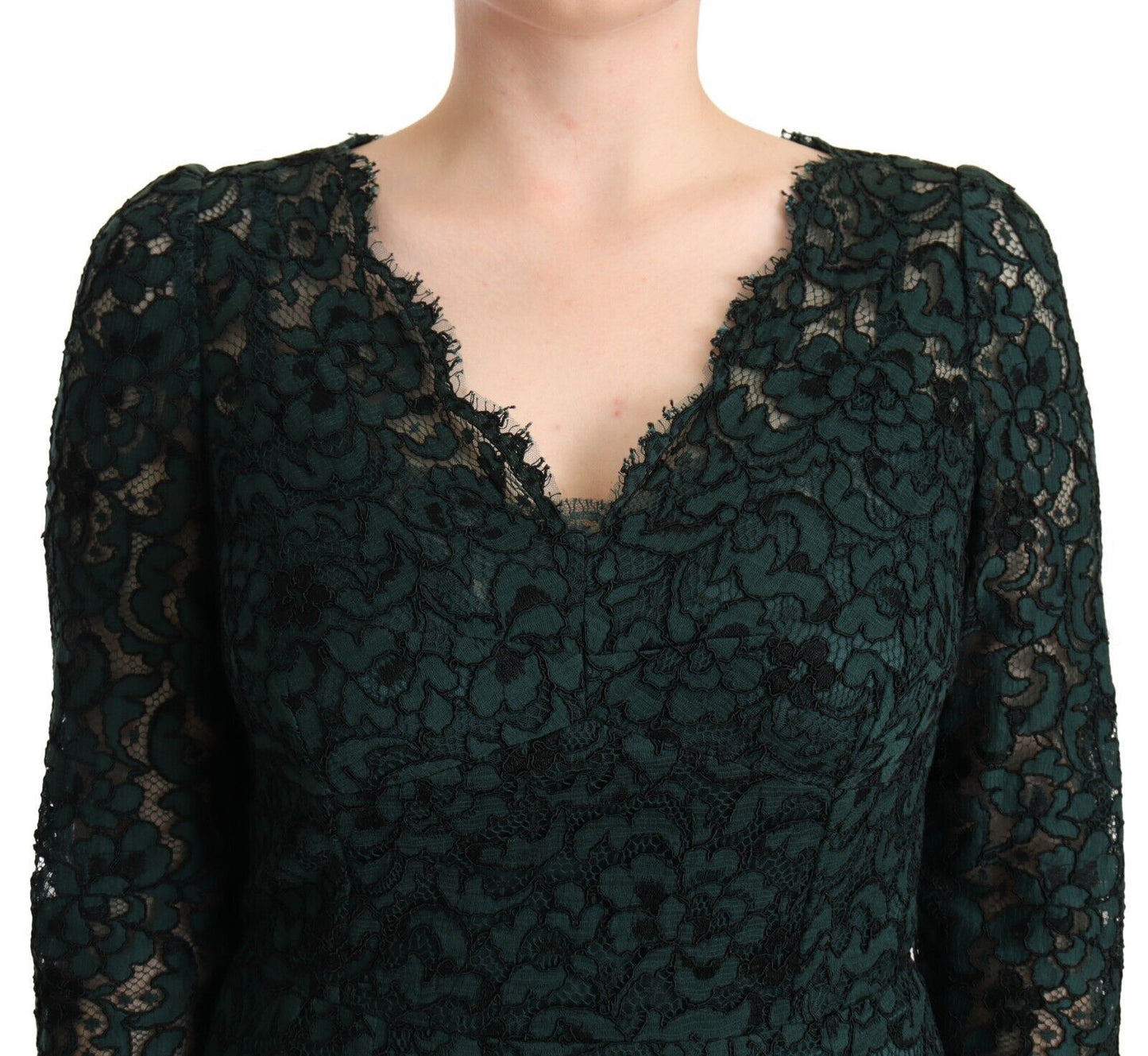 Elegante vestido de encaje con escote en V hasta el suelo