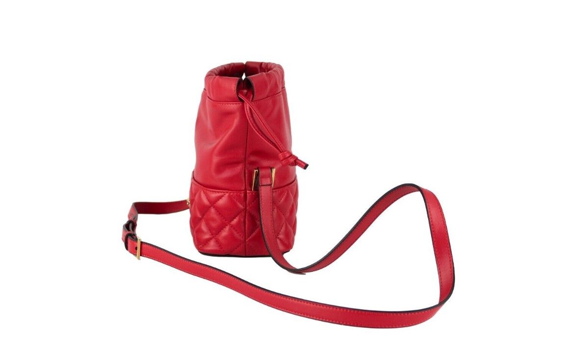 Bolso bandolera tipo cubo de cuero acolchado rojo con cordón ajustable