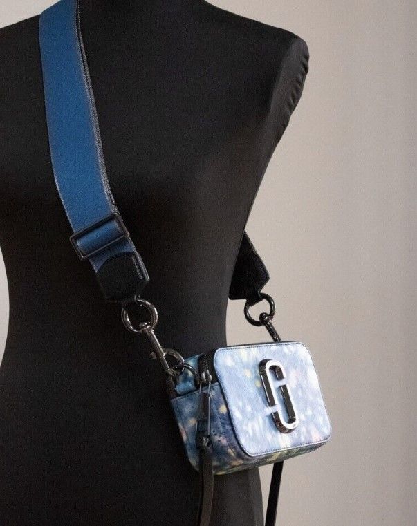 Bolso de hombro de piel con estampado azul acuarela de The Snapshot
