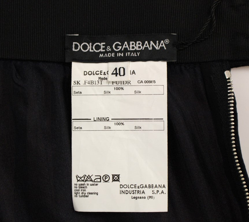 Elegante falda negra de seda para la noche