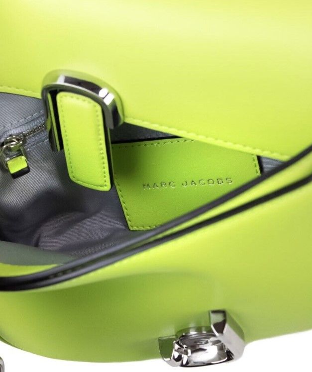 Bolso bandolera de piel lisa verde brillante de J Marc