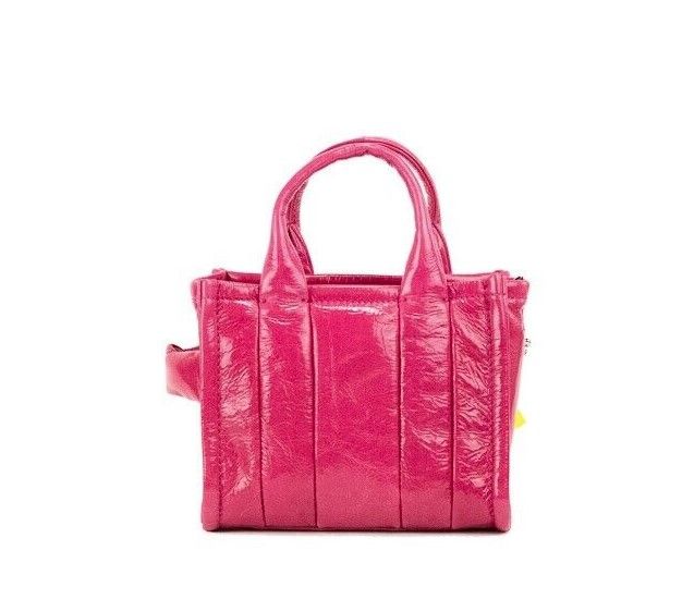 Bolso bandolera de piel color magenta con microtote arrugado brillante