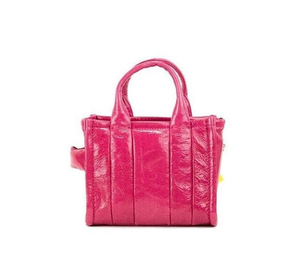 Bolso bandolera de piel color magenta con microtote arrugado brillante