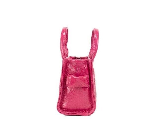 Bolso bandolera de piel color magenta con microtote arrugado brillante