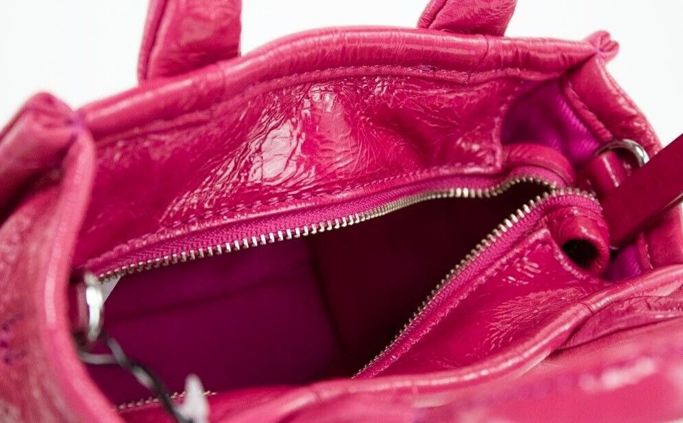 Bolso bandolera de piel color magenta con microtote arrugado brillante