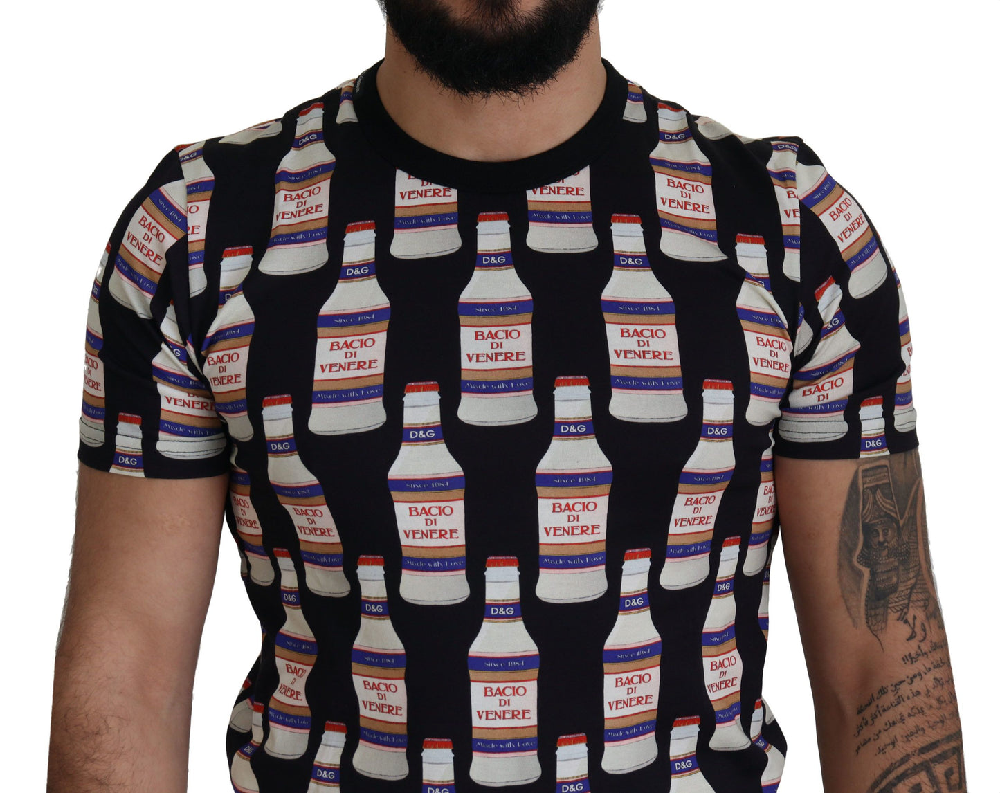 Elegante camiseta negra con estampado de Bacio Di Venere