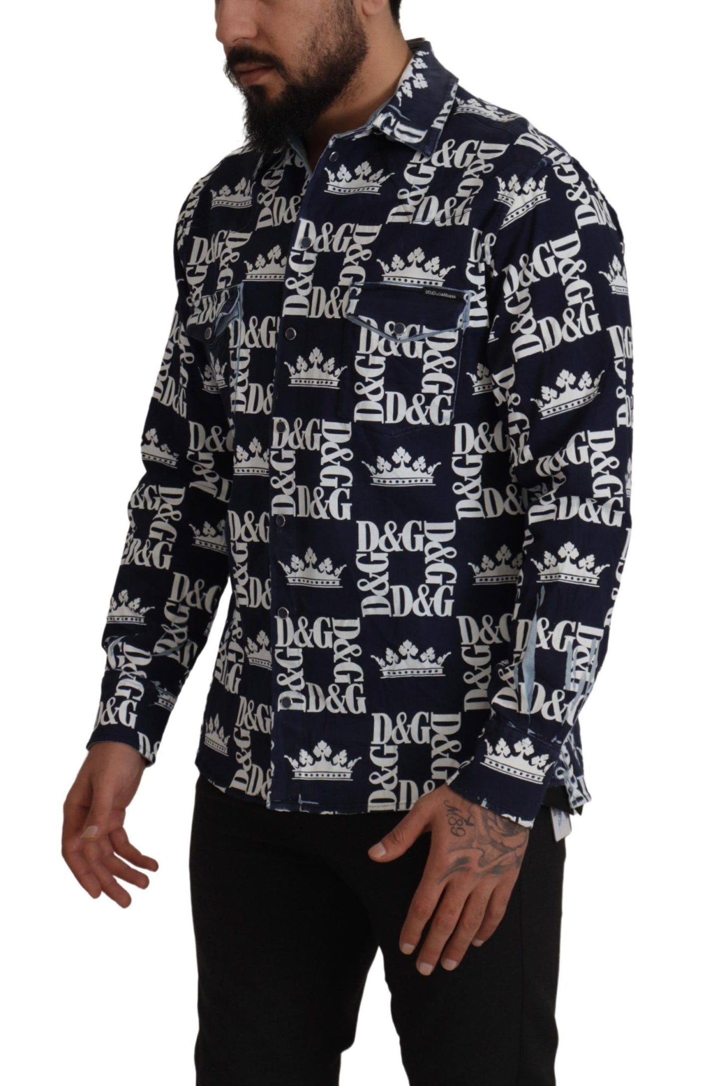 Camisa elegante de corte entallado con corona azul