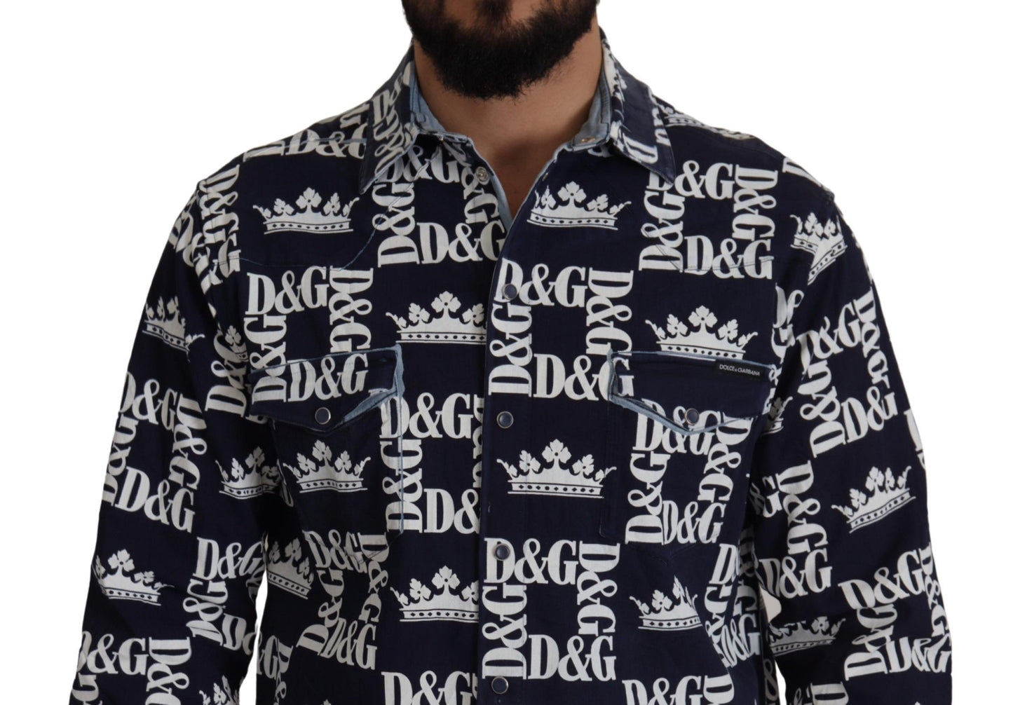 Camisa elegante de corte entallado con corona azul