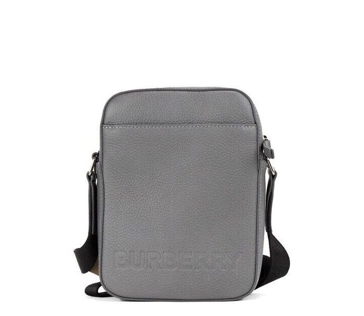 Bolso bandolera Thornton pequeño de piel granulada con logotipo en relieve gris