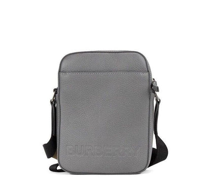 Bolso bandolera Thornton pequeño de piel granulada con logotipo en relieve gris