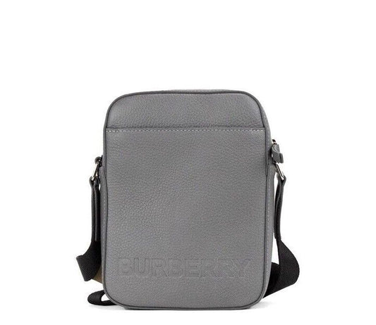Bolso bandolera Thornton pequeño de piel granulada con logotipo en relieve gris