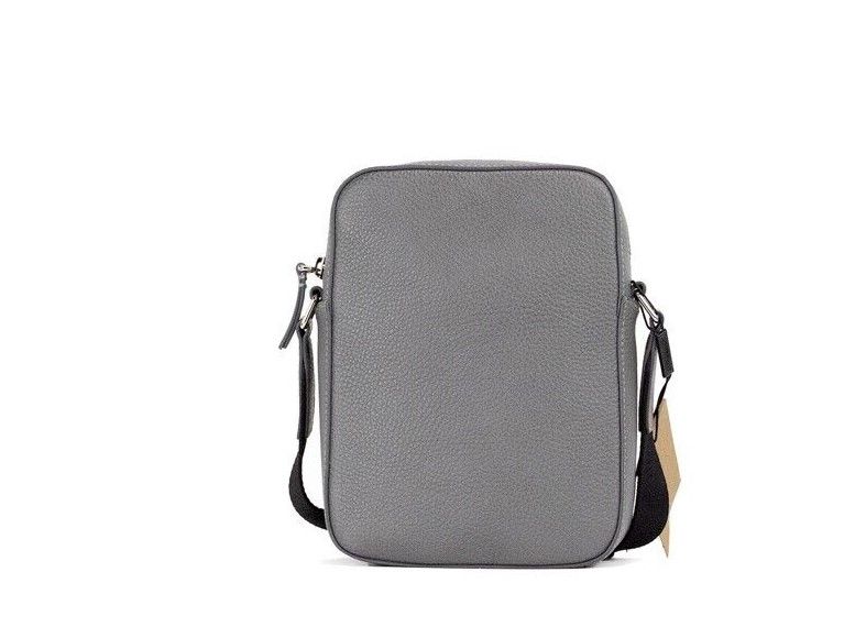 Bolso bandolera Thornton pequeño de piel granulada con logotipo en relieve gris