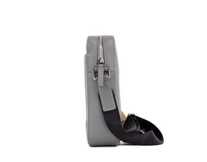 Bolso bandolera Thornton pequeño de piel granulada con logotipo en relieve gris