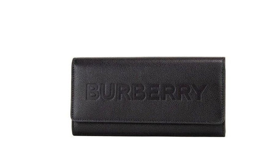 Cartera de mano con solapa y logo de la marca Porter en piel granulada negra grabada