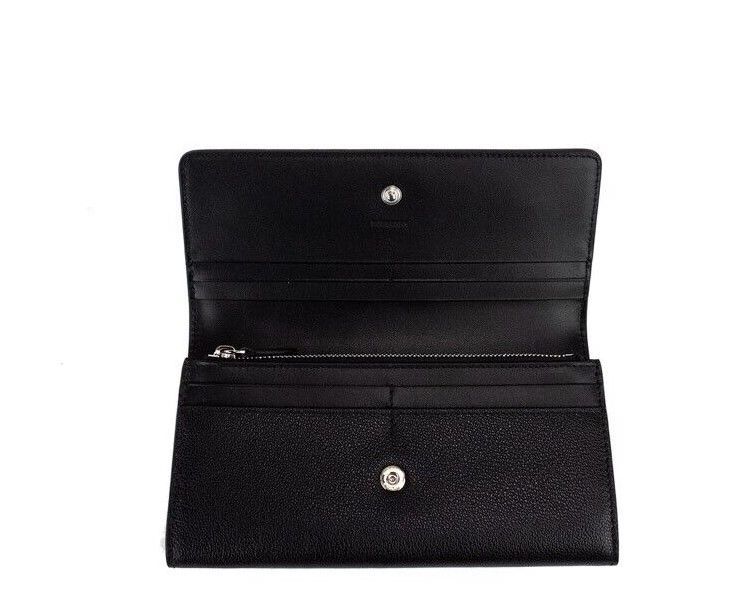 Cartera de mano con solapa y logo de la marca Porter en piel granulada negra grabada