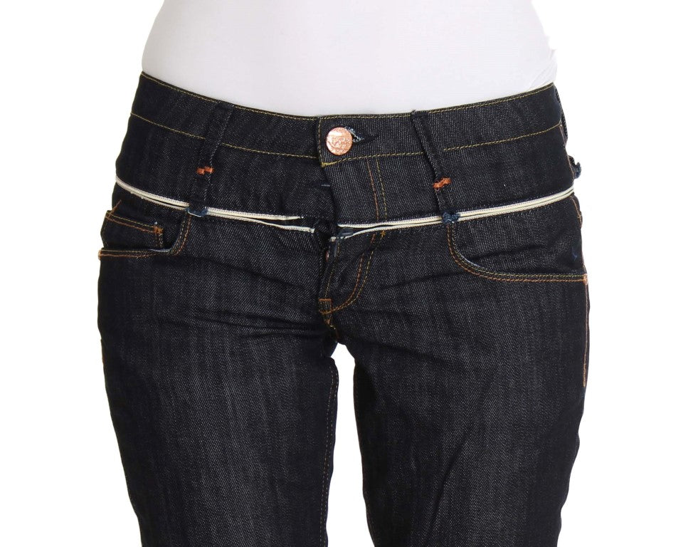 Elegantes jeans azul oscuro de pierna recta