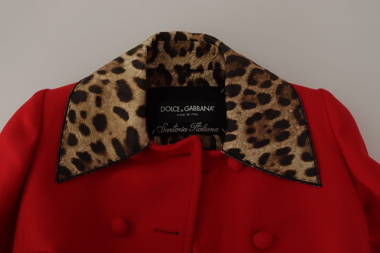 Elegante gabardina de leopardo rojo