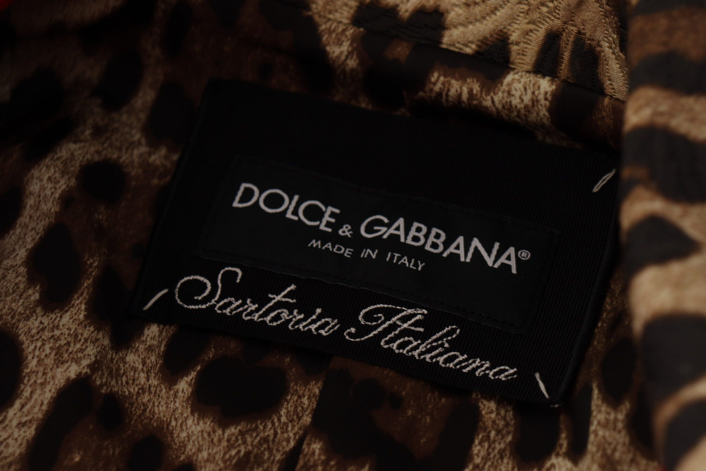 Elegante gabardina de leopardo rojo
