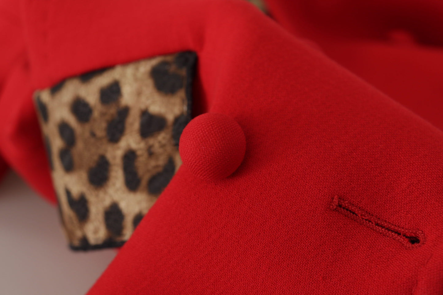 Elegante gabardina de leopardo rojo