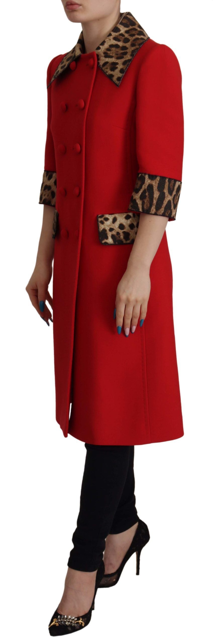 Elegante gabardina de leopardo rojo