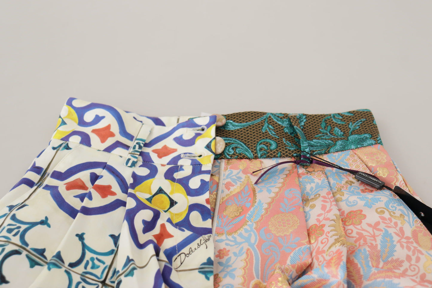 Pantalones cortos de jacquard de cintura alta con mayólica multicolor
