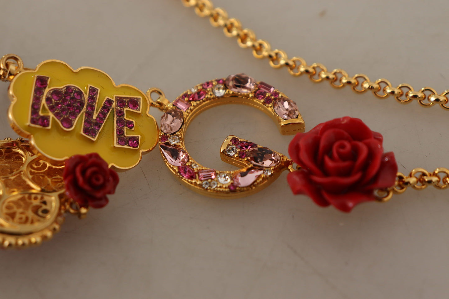 Glamoroso collar con dije de cristal dorado